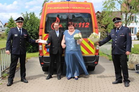 Bereits am Vortag hatten die Eheleute Miriam und Andreas Riesterer ihre standesamtliche Hochzeit, an der die Feuerwehr pandemiebedingt nicht teilnehmen durfte. Daher berreichte das Kommando das Feuerwehr-Hochzeitsgeschenk.
