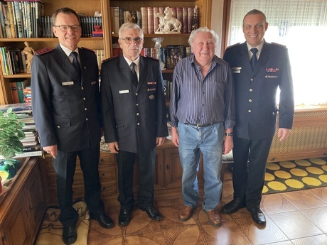 Zum 85. Geburtstag von Fritz Adler gratulierten vom Feuerwehrausschuss (von links): Jrgen Brchig, Waldemar Schill und Patrick Gutmann