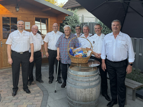 Ehrenkommandant Erich Oberrieder (in zivil) feierte bei guter Gesundheit seien 90. Geburtstag. Es gratulierten von links: Andi Kauder, Ehrenfeuerwehrmann Josef Hügele, Feuerwehrkommandant Stefan Berger, Ehrenkommandant Dieter Kremp, Ehrenfeuerwehrmann Werner Winter, Patrick Gutmann und Armin Spindler. Ehrenkommandant Erich Oberrieder (in zivil) feierte bei guter Gesundheit seien 90. Geburtstag. Es gratulierten von links: Andi Kauder, Ehrenfeuerwehrmann Josef Hügele, Feuerwehrkommandant Stefan Berger, Ehrenkommandant Dieter Kremp, Ehrenfeuerwehrmann Werner Winter, Patrick Gutmann und Armin Spindler.