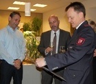 Von links: Ortsvorsteher Rolf Lorenz, Bankvorstand Markus Hagen, 1. Vorsitzende Feuerwehr-Frderverein Jrgen Brchig bei der Spendenbergabe