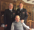 Waldemar Schill und Patrick Gutmann (von links) gratulieren dem ltesten Feuerwehrmann in March Karl Licht aus Holzhausen (sitzend) zum 90. Geburtstag.