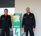 Von links: Jrgen Brchig (1. Vorsitzender Frderverein) und Andreas Kauder (1. Stv. Feuerwehrkommandant) freuen sich ber die neue AED-Sule am Feuerwehrhaus.