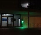 Die AED-Sule leuchtet nachts auffllig grn -- Das Projekt wurde von der badenova AG grozgig gesponsort.