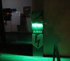 Die AED-Sule leuchtet nachts auffllig grn -- Das Projekt wurde von der badenova AG grozgig gesponsort.