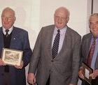 2003: Bernhard Gutmann (links) und Lothar Fleck (rechts) werden fr 30-jhrige Mitgliedschaft im Marcher Gemeinderat geehrt. Brgermeister Josef Hgele (Mitte) gratuliert. 